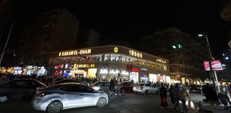 Mısır'da tasarruf önlemleri kapsamında dükkanlar erken kapandı, sokaklar karanlığa büründü