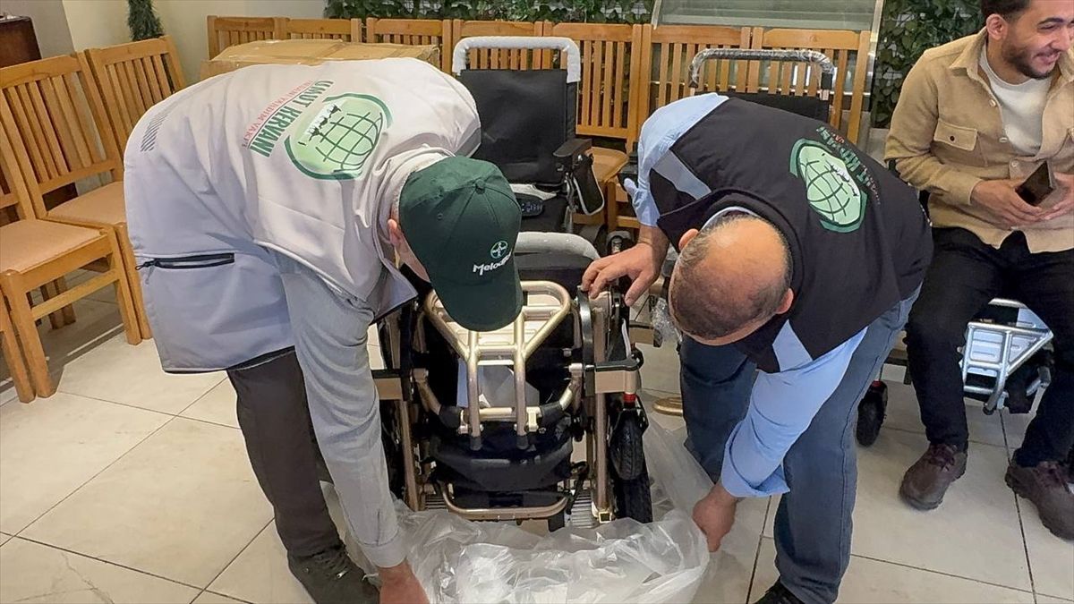 Mısır'da tedavi gören Gazzeli engelli kadın ve kız çocuklarına elektrikli sandalye desteği