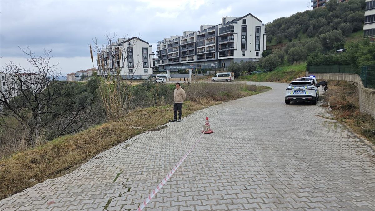 Mudanya'da yağış nedeniyle yolda kaymalar görüldü
