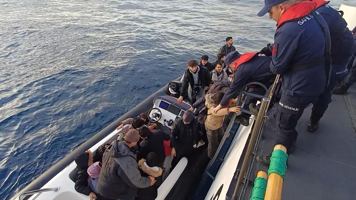 Muğla açıklarında 25 düzensiz göçmen yakalandı