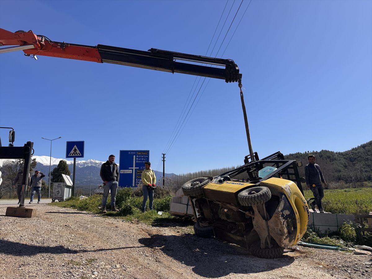 Muğla'da devrilen forkliftin altında kalan sürücü ağır yaralandı