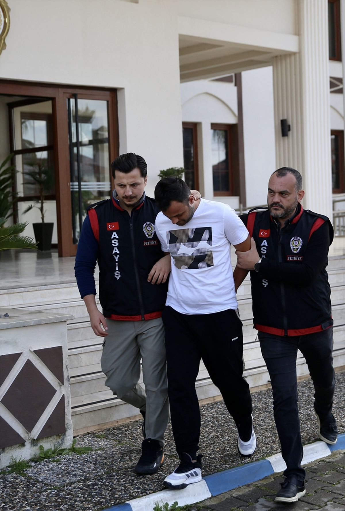 Muğla'da düzenlenen operasyonda, aranan 3 kişi yakalandı