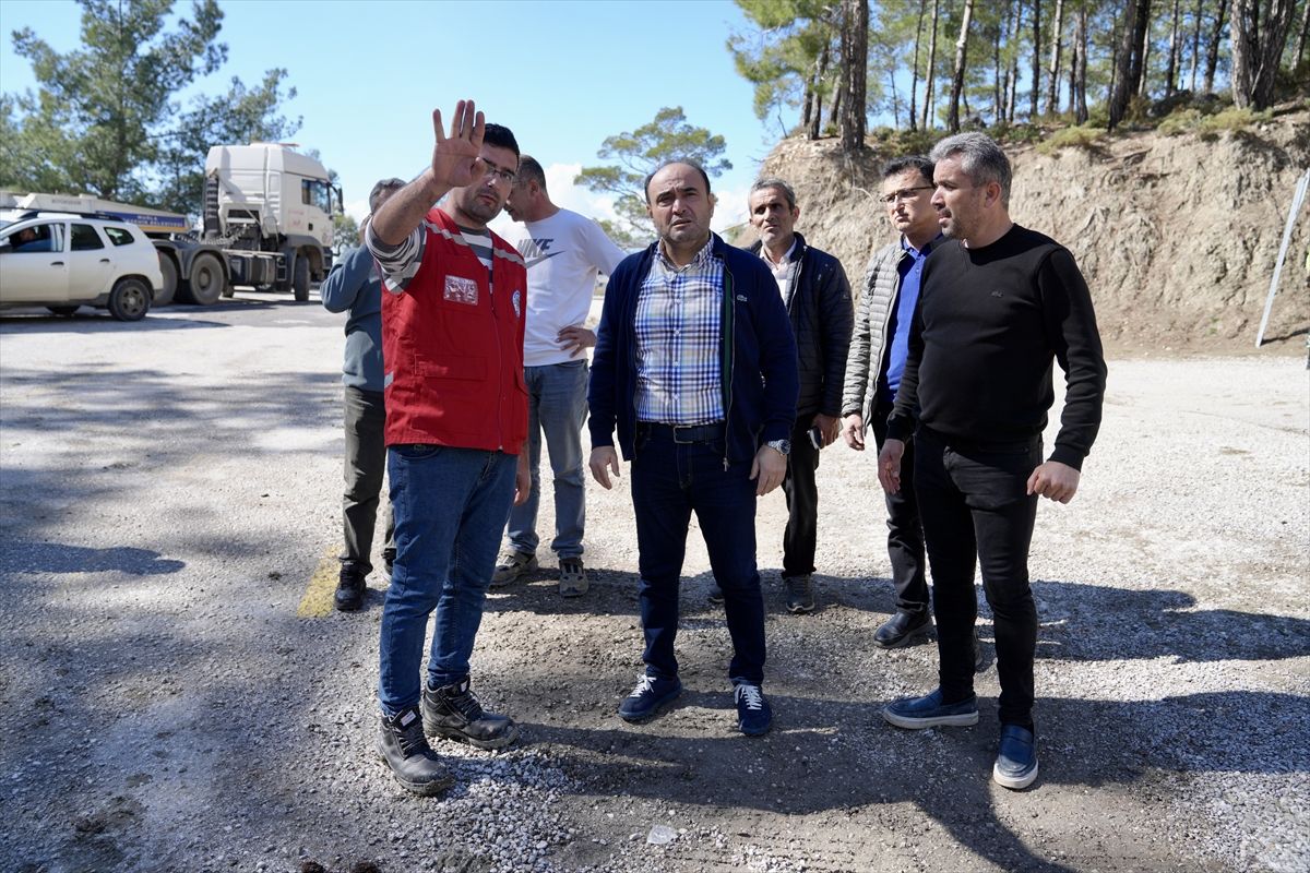 Muğla'da heyelan nedeniyle iki mahalleyi bağlayan yol ulaşıma kapandı