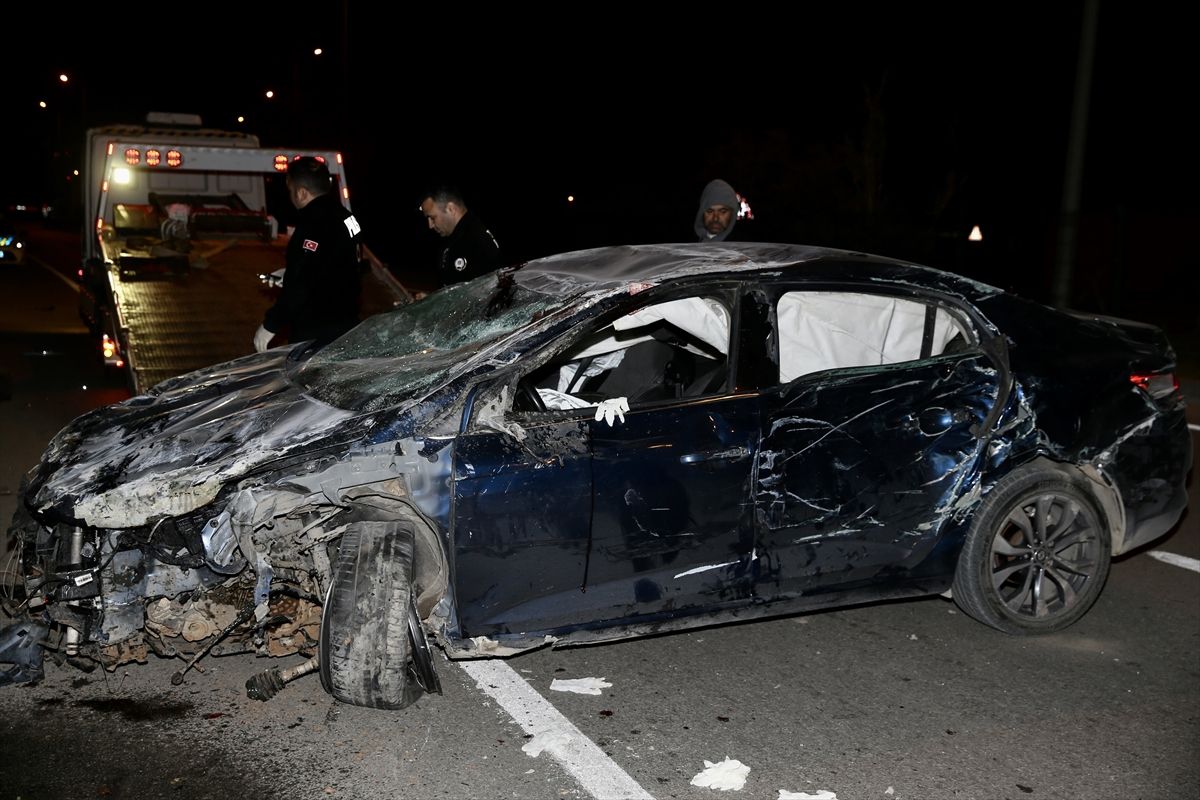 Muğla'da kaldırıma çarparak devrilen otomobildeki 2 kişi yaralandı