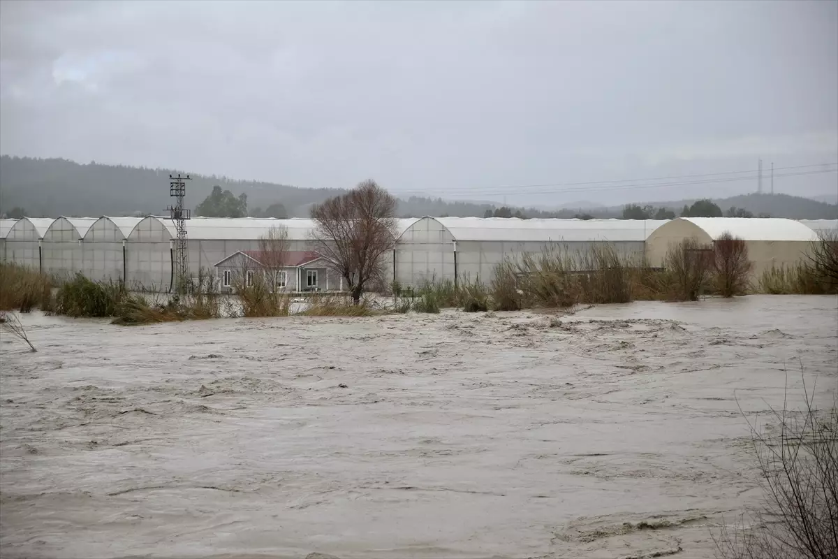 Muğla'da kuvvetli yağış nedeniyle sel ve su taşkınları yaşanıyor