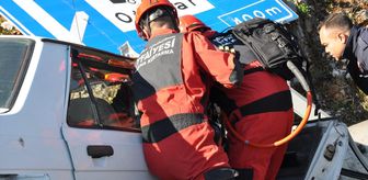 Muğla'da otomobilde sıkışan yolcuyu itfaiye kurtardı
