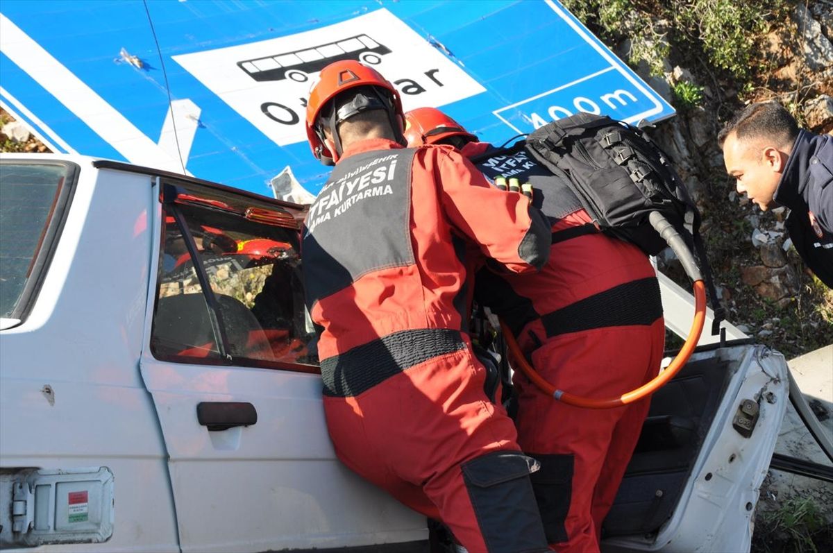 Muğla'da otomobilde sıkışan yolcuyu itfaiye kurtardı