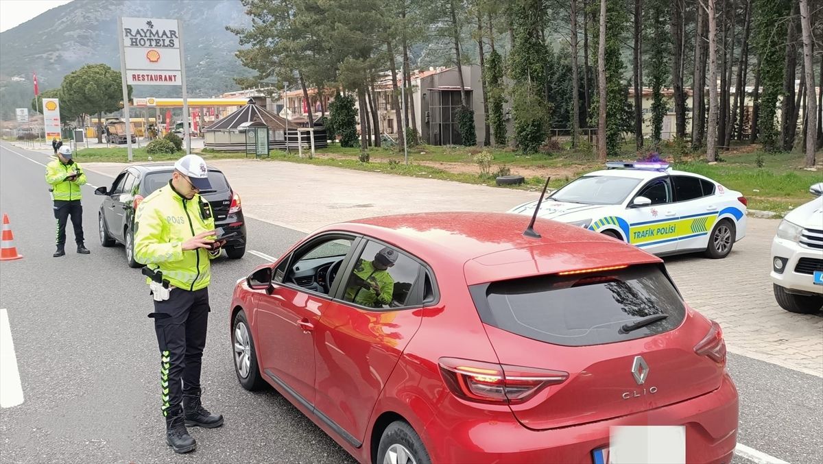 Muğla'da polis ekipleri havadan ve karadan denetim yaptı