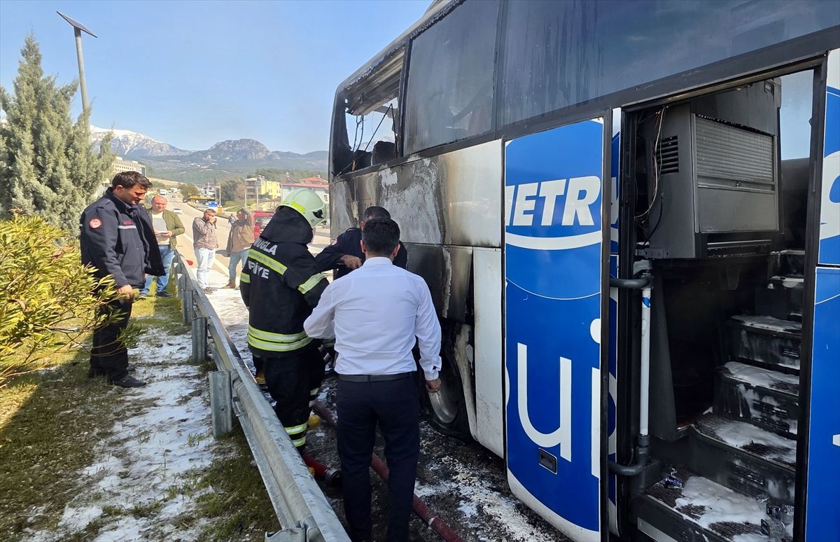 Muğla'da yolcu otobüsünde çıkan yangın söndürüldü