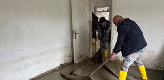 Muğla'nın Seydikemer ilçesinde su basan evlerdeki temizlik çalışmaları sürüyor