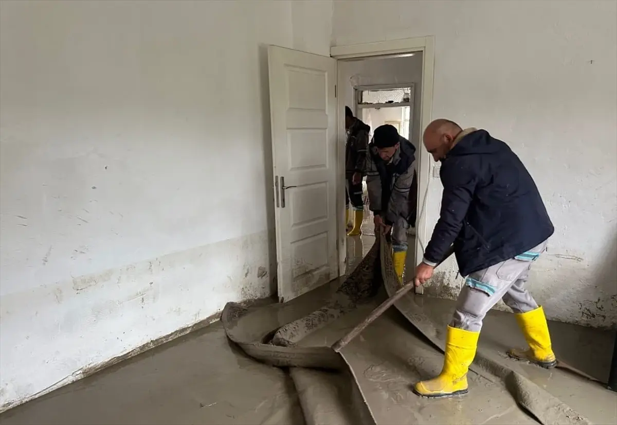 Muğla'nın Seydikemer ilçesinde su basan evlerdeki temizlik çalışmaları sürüyor
