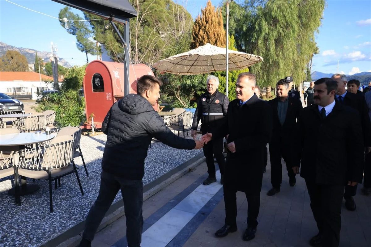 Muğla Valisi Akbıyık, Köyceğiz'de yağışlardan zarar gören esnafı ziyaret etti