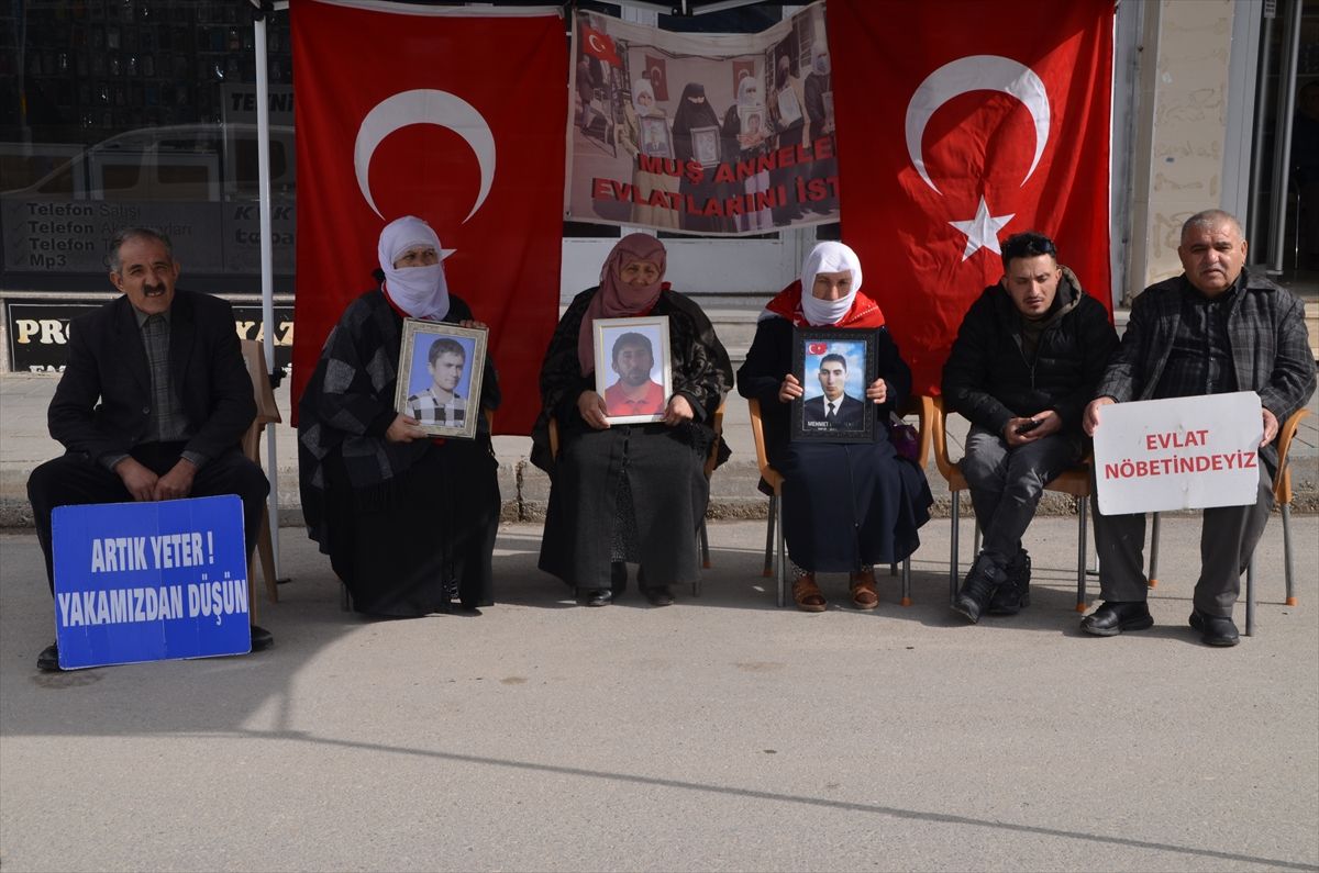 Muş'ta aileler, DEM Parti önündeki eylemlerine devam etti