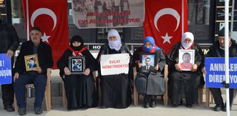Muş'ta evlatlarına kavuşmak isteyen aileler, DEM Parti önündeki eylemlerini sürdürdü