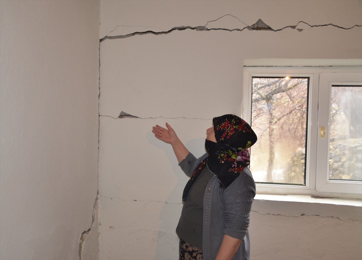 Muş'ta heyelan nedeniyle bir evde çatlaklar oluştu