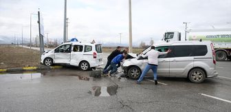 Muş'ta iki hafif ticari araç çarpıştı, 9 kişi yaralandı