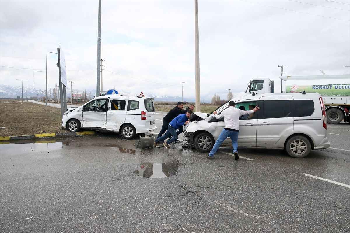 Muş'ta iki hafif ticari araç çarpıştı, 9 kişi yaralandı