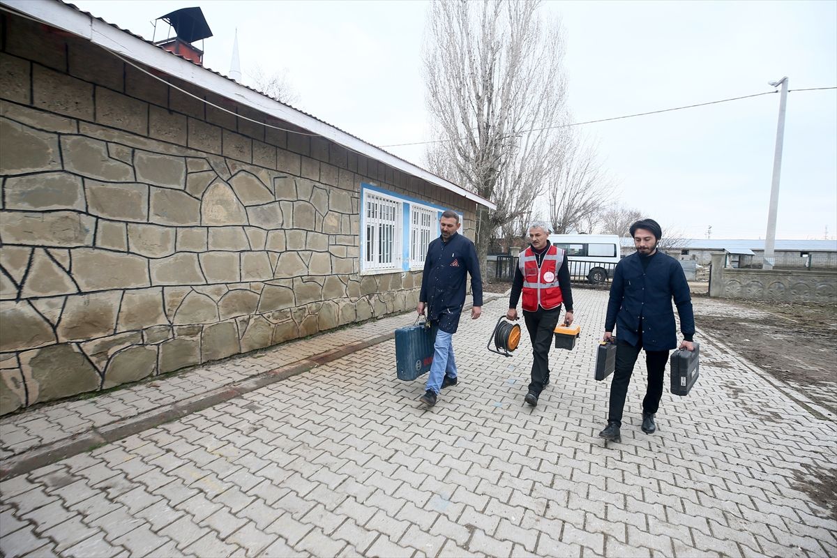 Muş'ta mobil onarım ekibi, 210 köy okulunun tadilatını yaptı