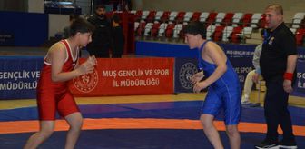 Muş'ta okullararası güreş müsabakaları yapıldı