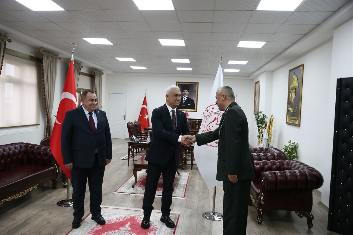 Muş Valisi Çakır, güvenlik güçlerinin bayramını kutladı
