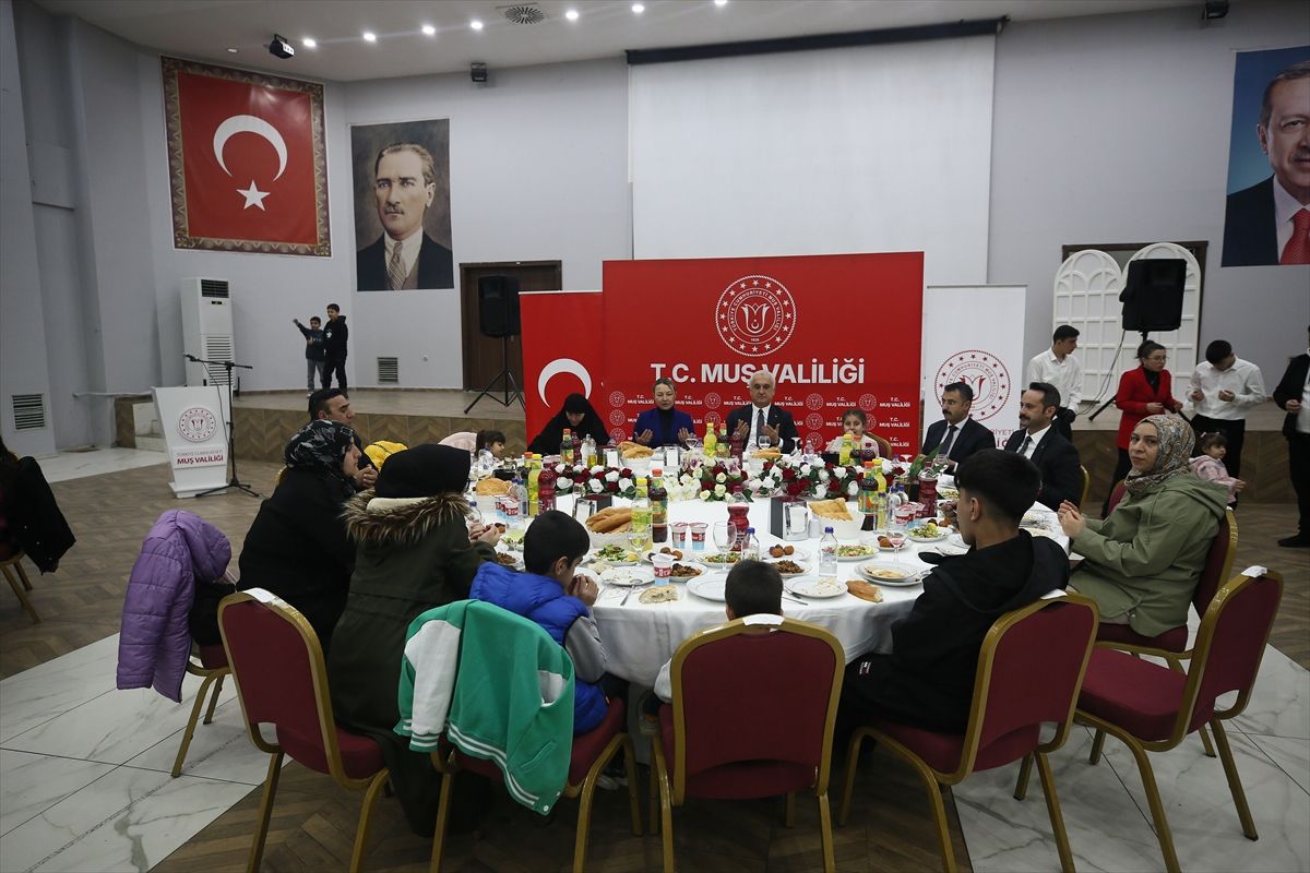 Muş Valisi Çakır, koruyucu aileler ve çocuklarla iftar yaptı