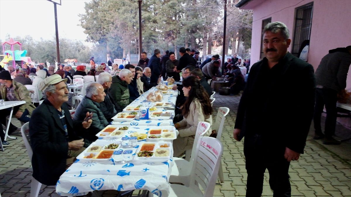 Mut'ta mahalle sakinleri iftarda bir araya geldi