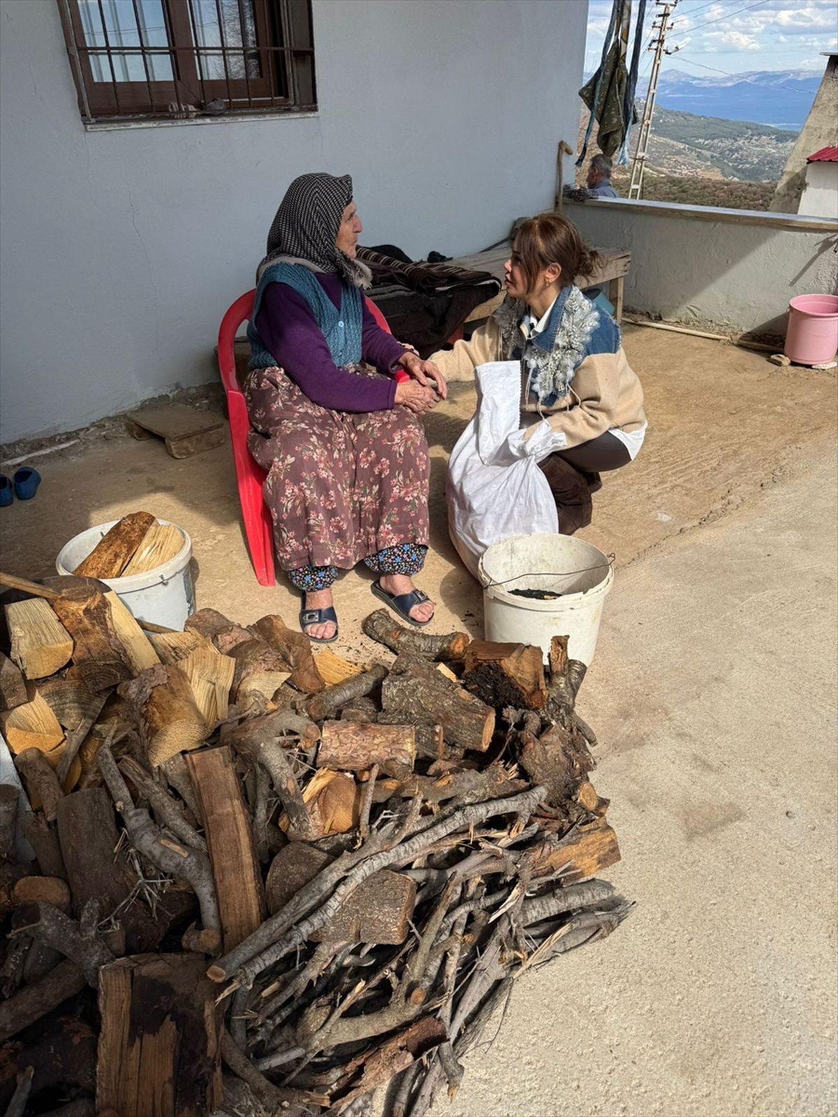 Mutluluğun Kanatları Derneği Hatay'da 350 aileye gıda yardımı yaptı