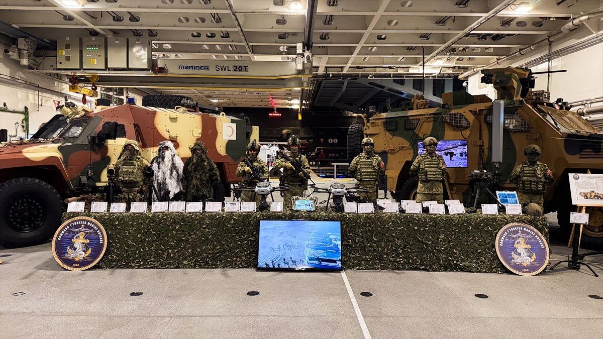 NATO Tatbikatı kapsamında Hollanda'nın Rotterdam Limanı'nda demirleyen TCG Anadolu'da Türk Savunma Sanayisi Fuarı