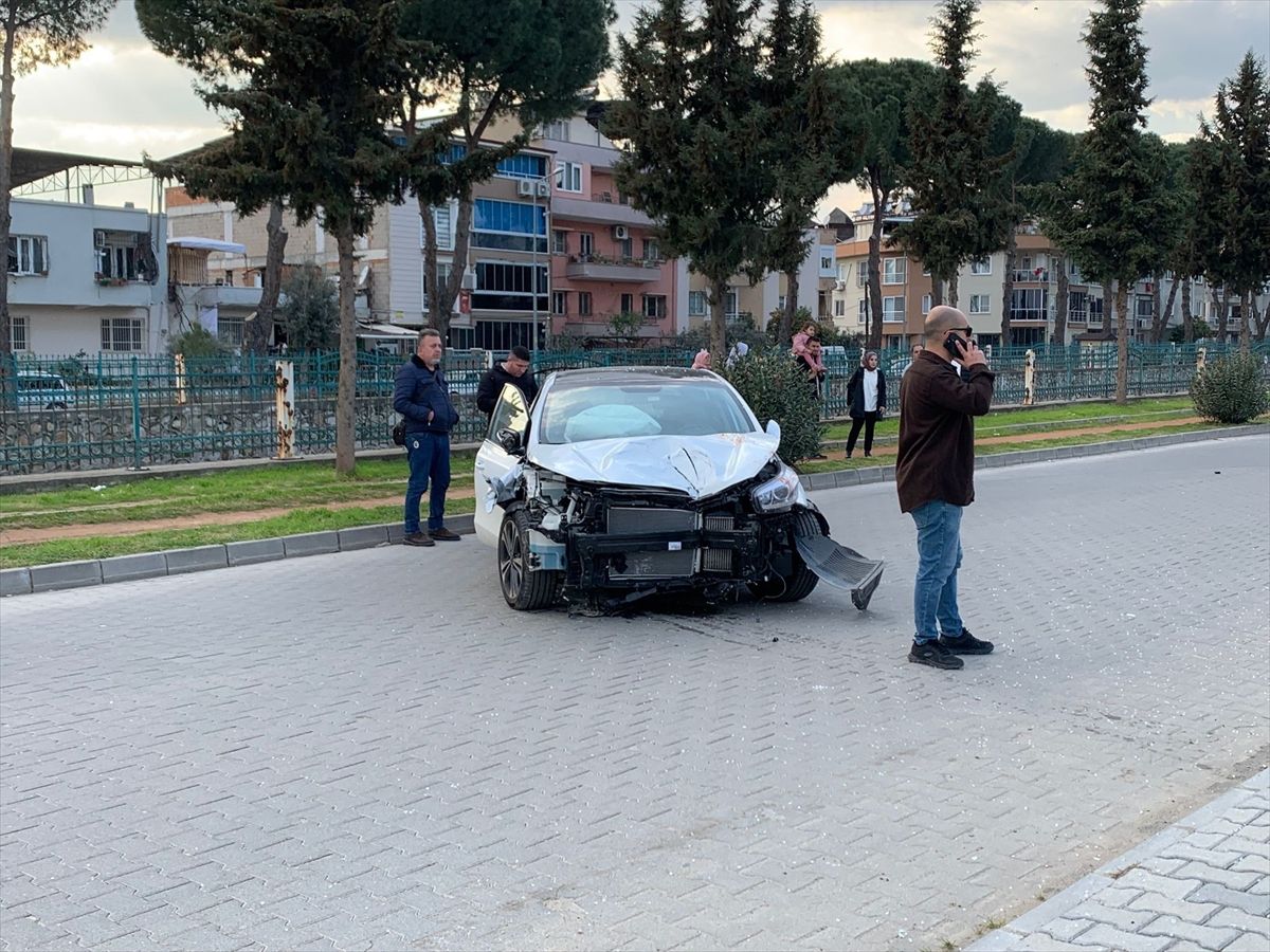 Nazilli'de otobüs durağına çarpan otomobildeki çift yaralandı