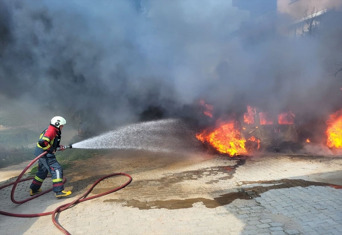 Nazilli'de park halindeyken yangın çıkan 2 araç kullanılamaz hale geldi