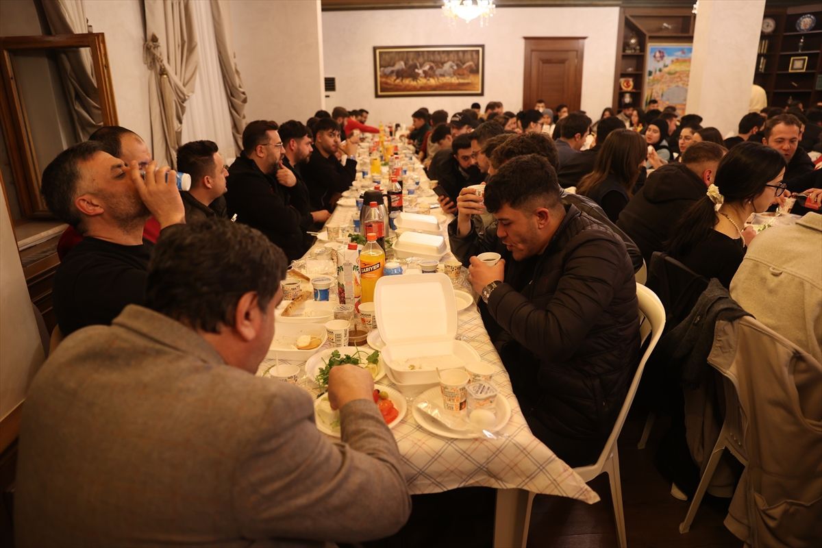 Nevşehir Belediye Başkanı Rasim Arı makamında öğrencilerle sahur yaptı