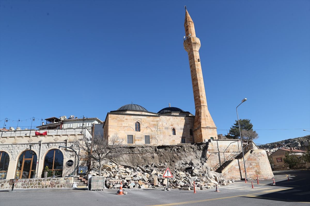 Nevşehir'de caminin istinat duvarının yıkılması güvenlik kamerasında