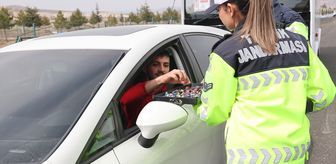 Nevşehir'de şeker ve kolonya ikram edilen sürücülere trafik kuralları hatırlatıldı