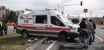 Niğde'de ambulans ile hafif ticari aracın çarpıştığı kazada 3 kişi yaralandı