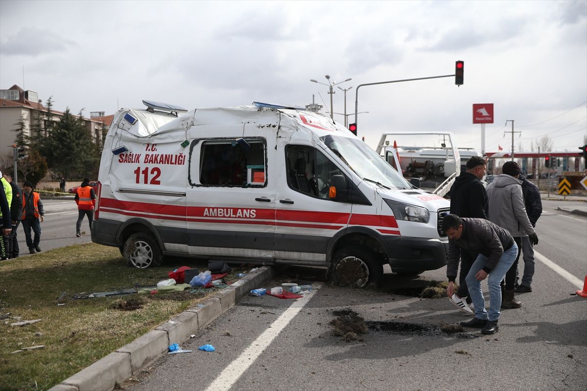 Niğde'de ambulans ile hafif ticari aracın çarpıştığı kazada 3 kişi yaralandı