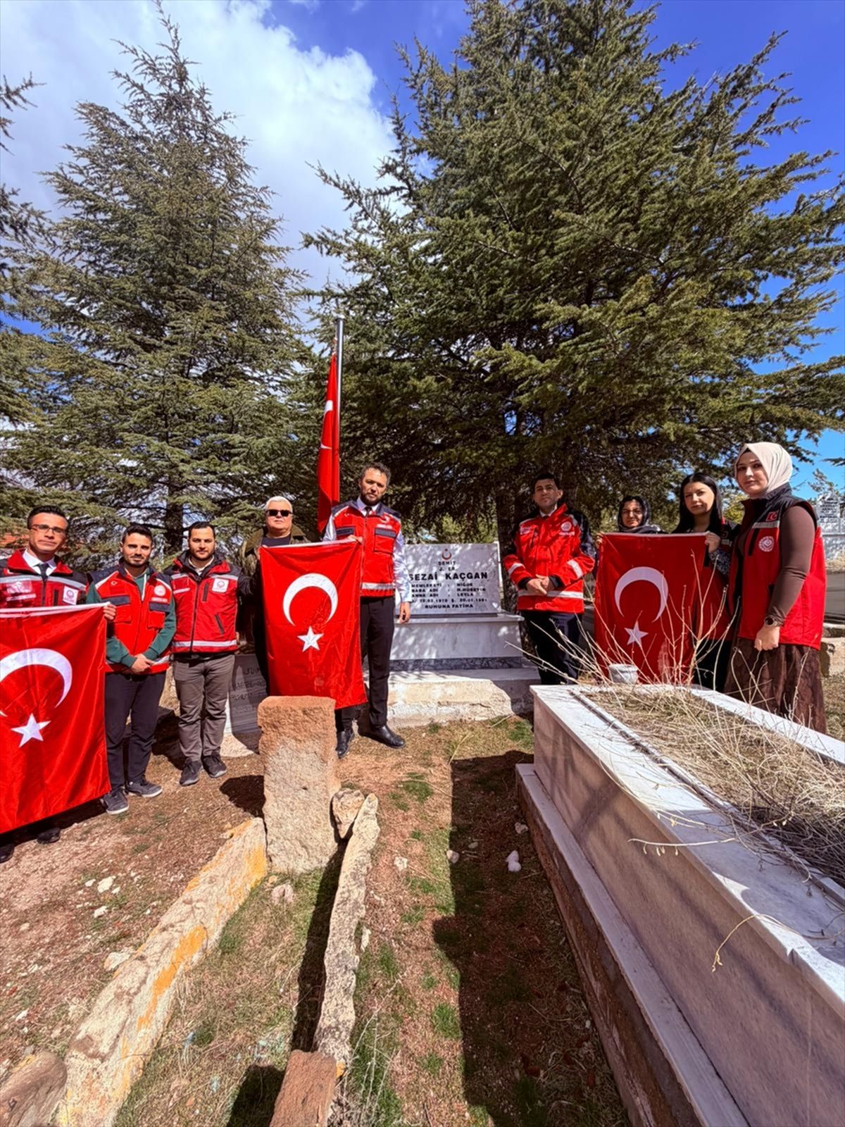 Niğde'de bayram öncesi şehit mezarlarının bakım ve temizliği yapıldı