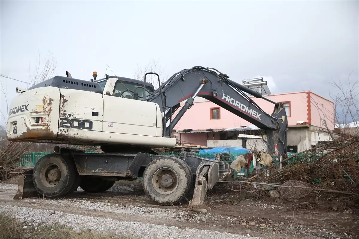 Niğde'de sağanak hayatı olumsuz etkiledi