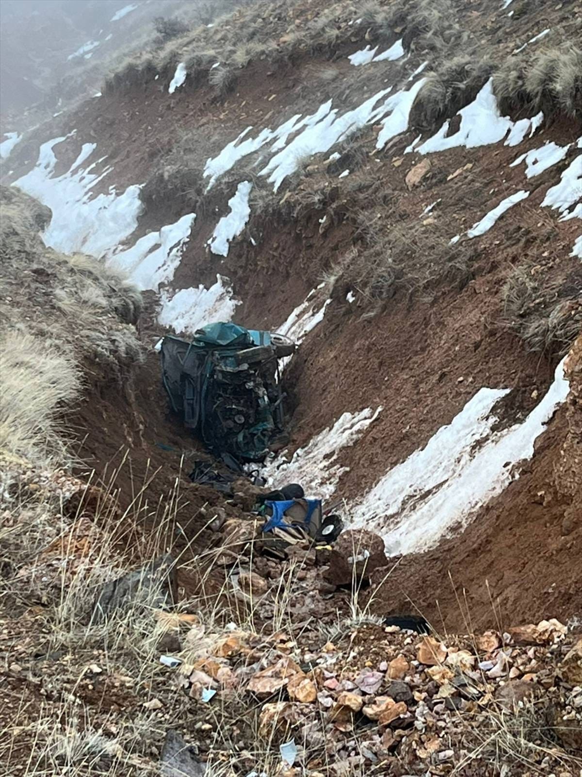 Niğde'de şarampole devrilen otomobildeki 2 kişi öldü, 2 kişi yaralandı