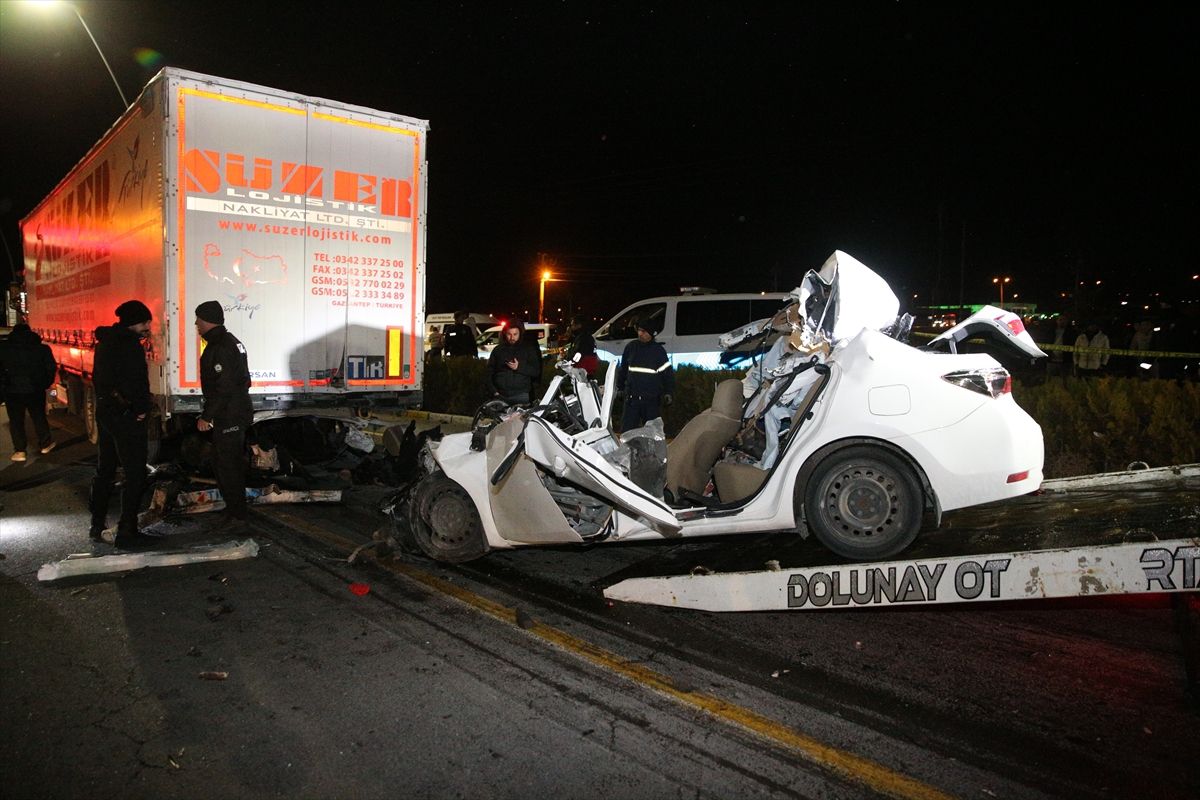 Niğde'de tırla çarpışan otomobilin sürücüsü öldü