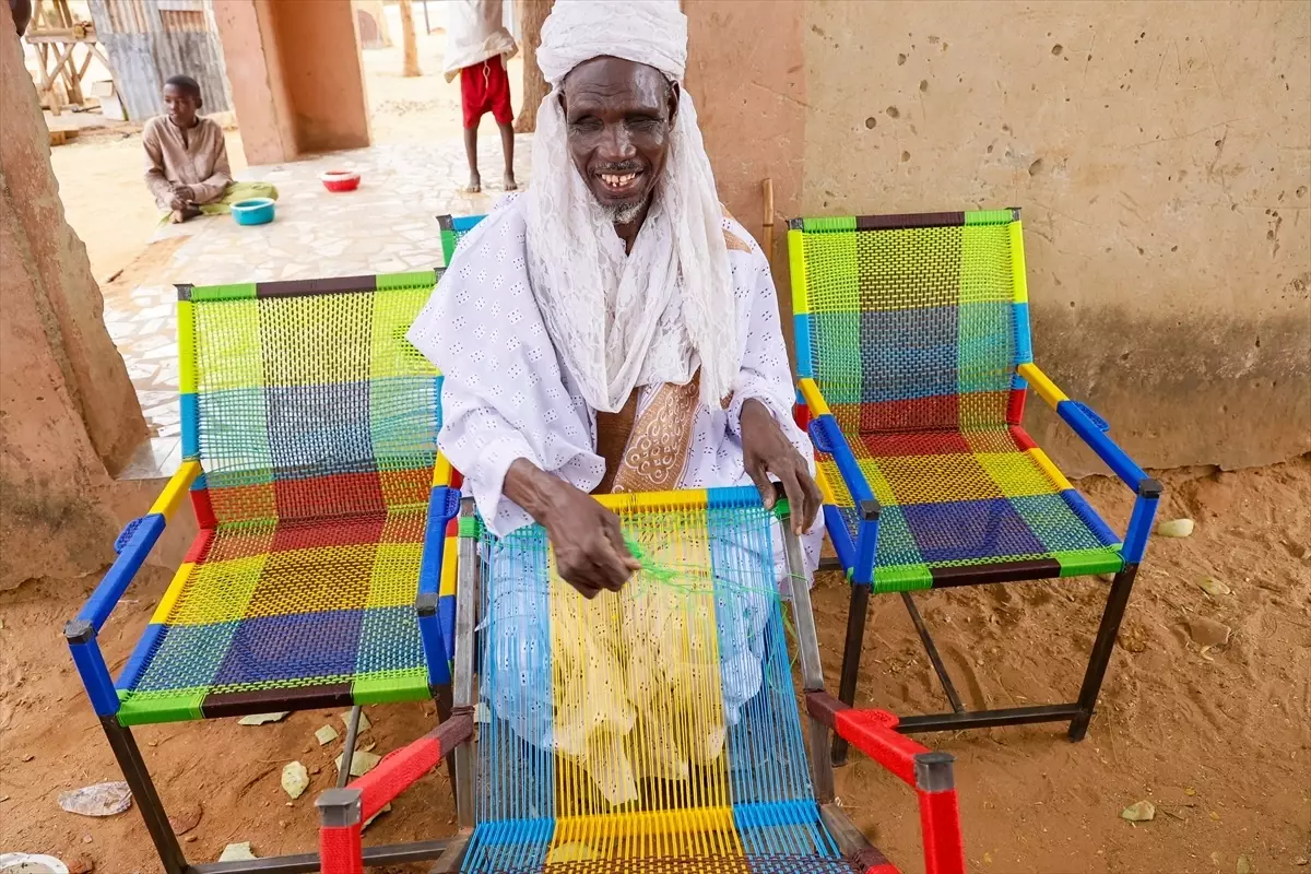 Nijerya'da görme engelli usta, iplerle mobilyalara renk ve estetik katıyor