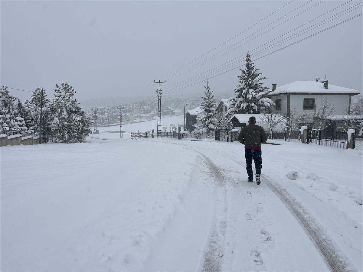 Niksar'da kar yağışı etkili oldu