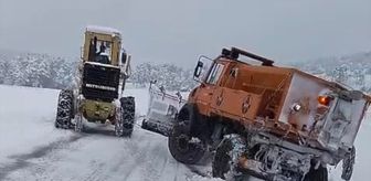 Niksar'da Özel İdaresi ekipleri kar nedeniyle yolda mahsur kalan aracı kurtardı