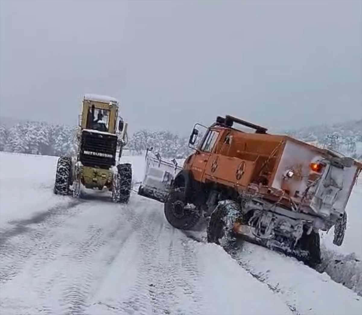Niksar'da Özel İdaresi ekipleri kar nedeniyle yolda mahsur kalan aracı kurtardı