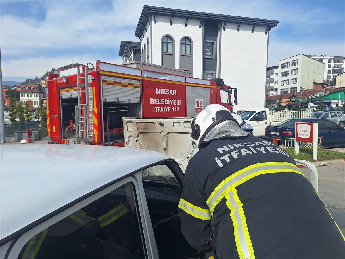 Niksar'da park halindeki otomobilde yangın sonucu hasar oluştu