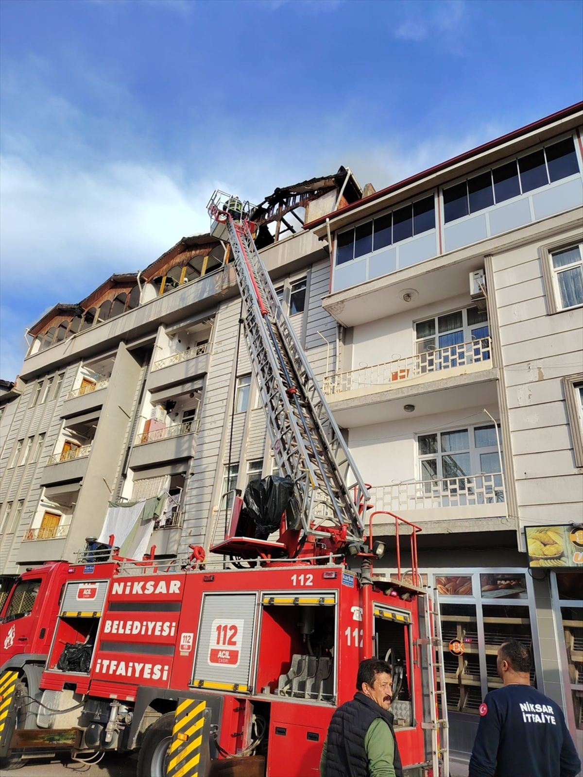 Niksar'da yangın çıkan binanın çatı katı zarar gördü