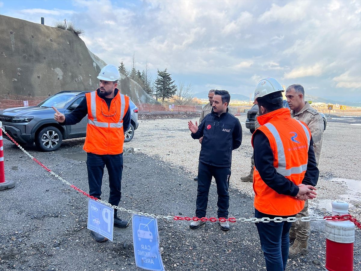 Nurdağı Kaymakamı Erciyas, hızlı tren inşasını ve köy konutlarını inceledi