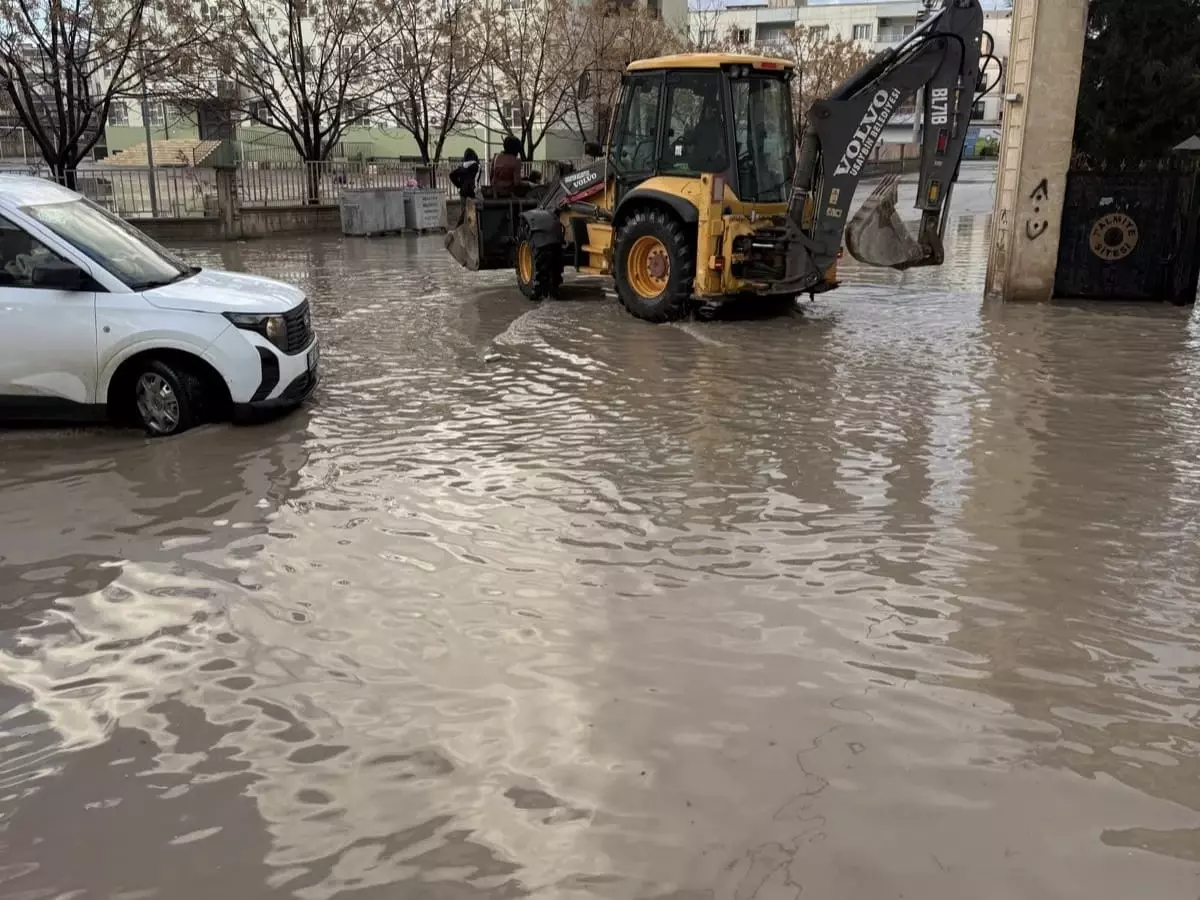 Nusaybin'de sağanak; yollar ve okul bahçeleri suyla doldu