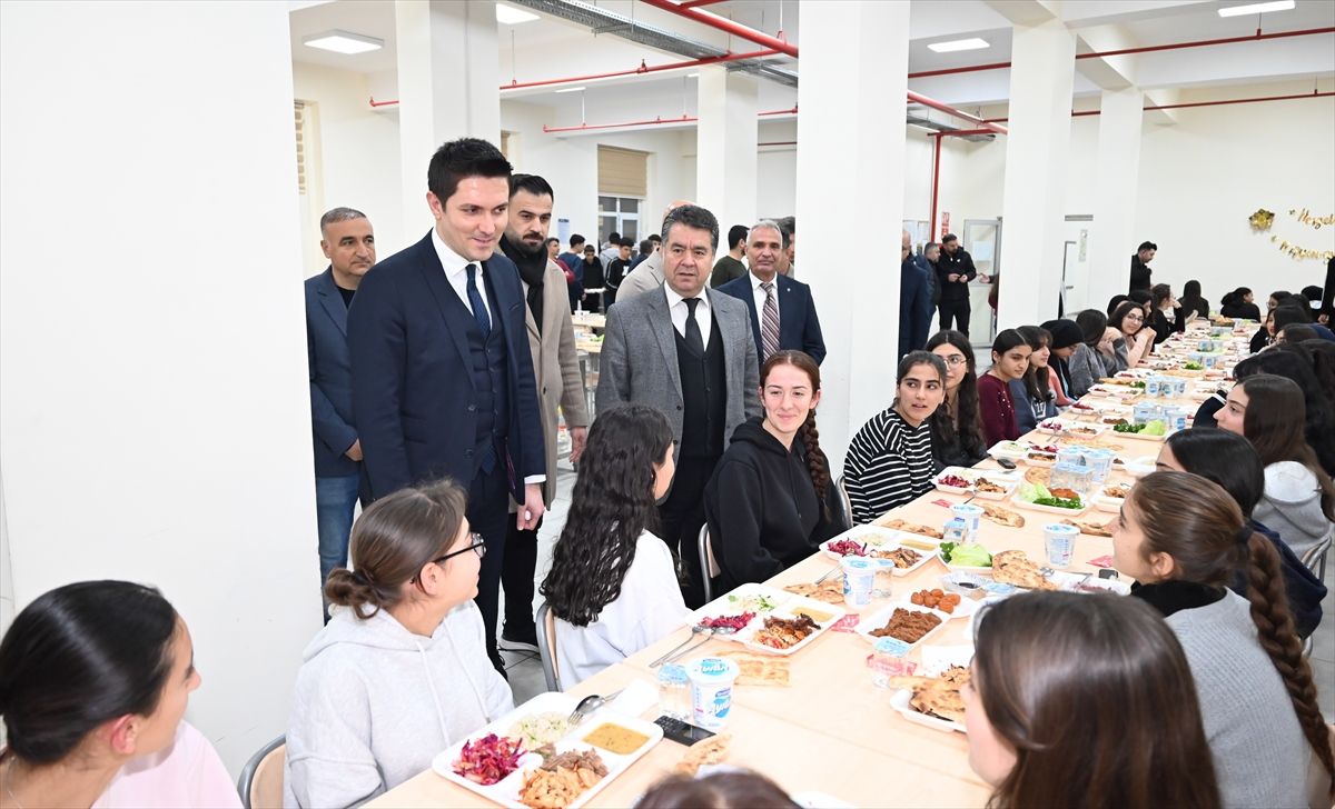 Nusaybin Kaymakamı Çakır, öğrencilerle iftarda bir araya geldi