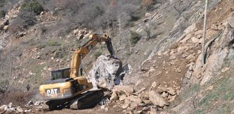 Ödemiş'te heyelan nedeniyle mahalle yolu ulaşıma kapandı