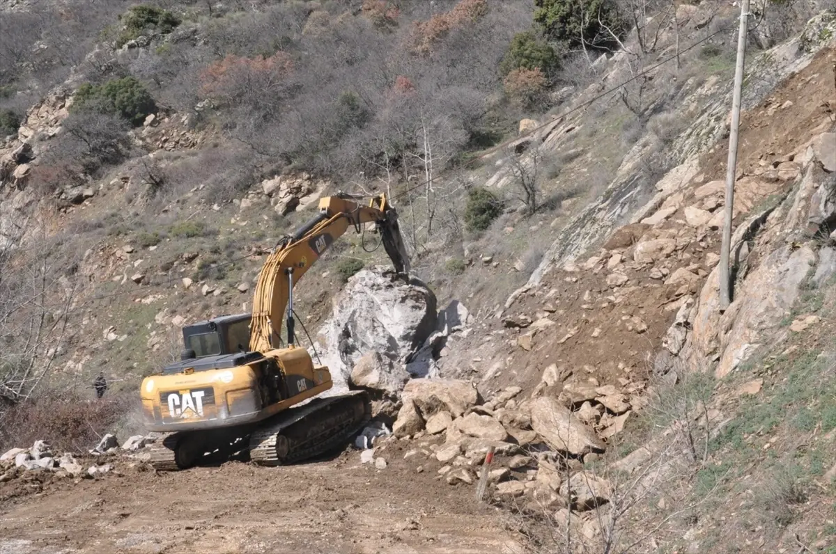 Ödemiş'te heyelan nedeniyle mahalle yolu ulaşıma kapandı